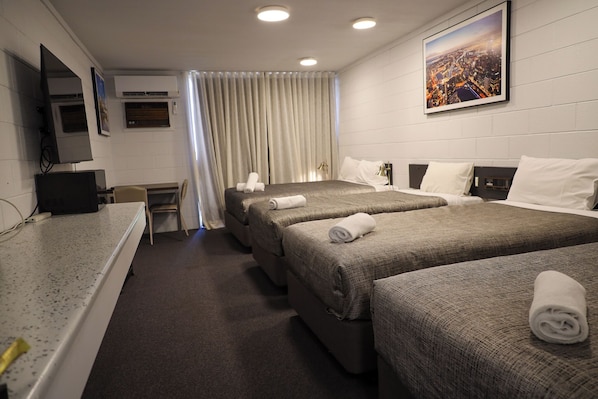 Phòng dành cho gia đình, nhiều giường | Bộ đồ giường cao cấp, trang bị nội thất với thiết kế riêng biệt, bàn