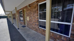 A building with a brick facade, large windows, and a covered walkway. - Bellview Motel (Narrabri)