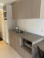Estudio estándar, bañera (Serviced Apartment) | Cocina privada | Microondas, hervidor eléctrico y tostadora
