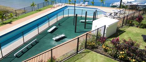 En swimmingpool med utsikt över en småbåtshamn.