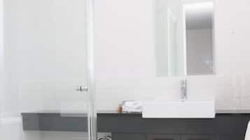One Bedroom Executive Apartment | Bathroom | Shower, hair dryer, towels, shampoo