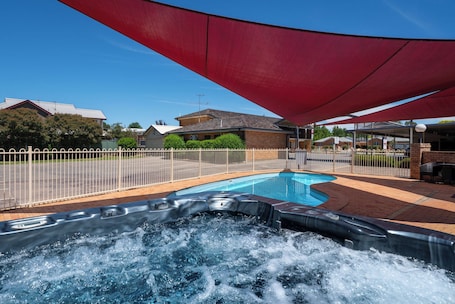 Bañera de hidromasaje exterior. Ben Chifley Motor Inn