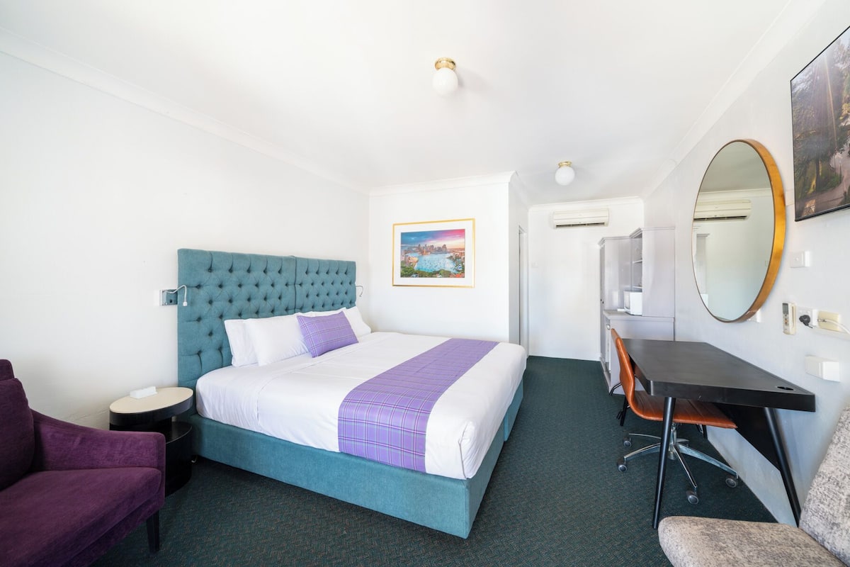 Superior Room, 1 King Bed | Desk, iron/ironing board, free WiFi, bed sheets