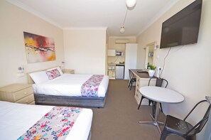 Superior Quadruple Room | Desk, iron/ironing board, free WiFi, bed sheets - Ben Chifley Motor Inn (Bathurst)