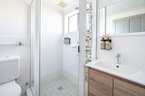Shower, hair dryer, towels - Ben Chifley Motor Inn (Bathurst)