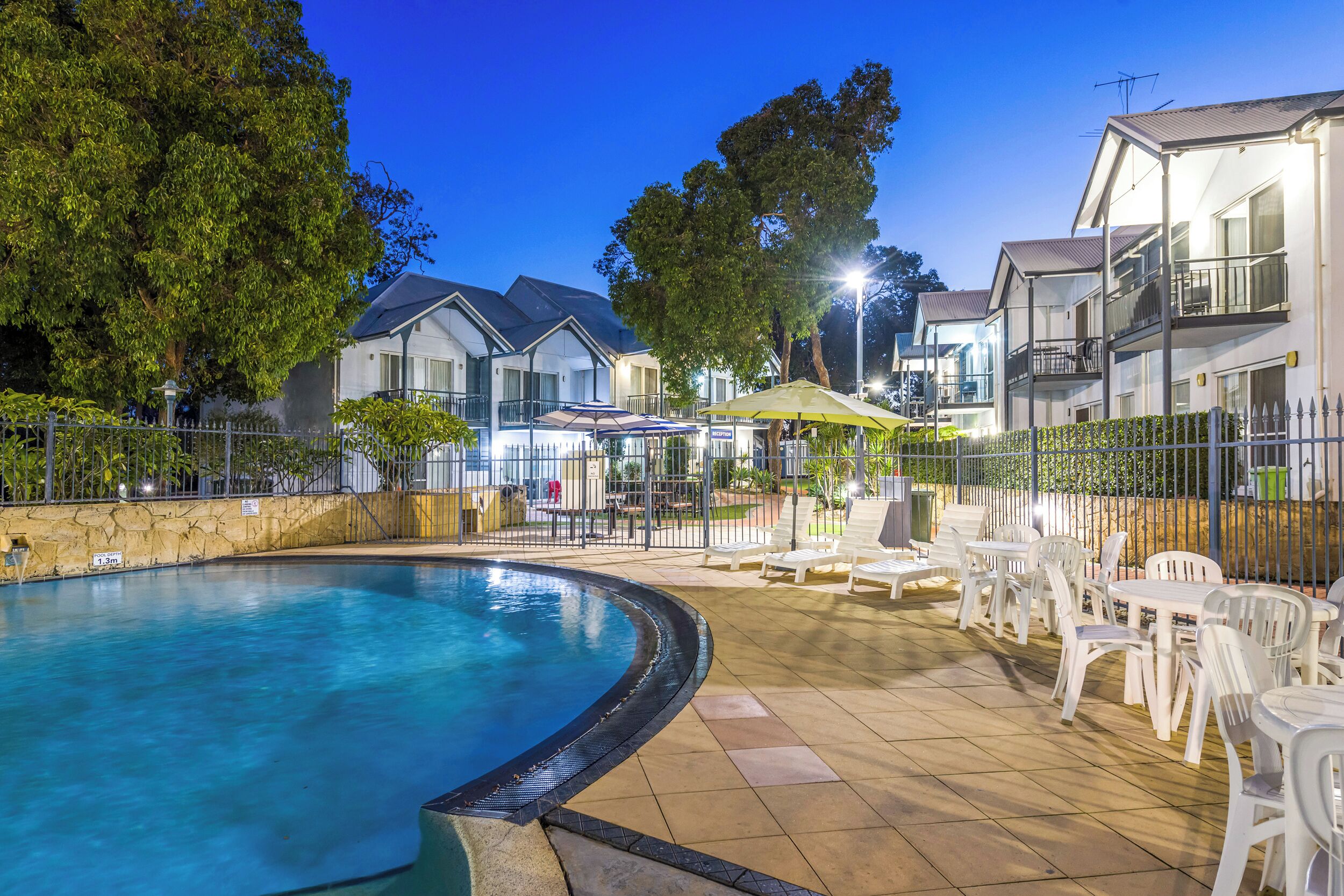 室外游泳池，日光浴躺椅