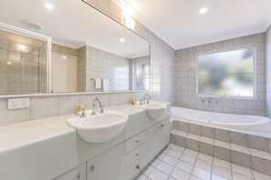 Familienvilla, 3 Schlafzimmer, Whirlpool | Badezimmer