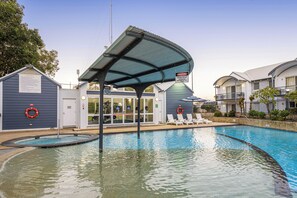Outdoor pool, pool loungers - Mandurah Quay Resort (Erskine)