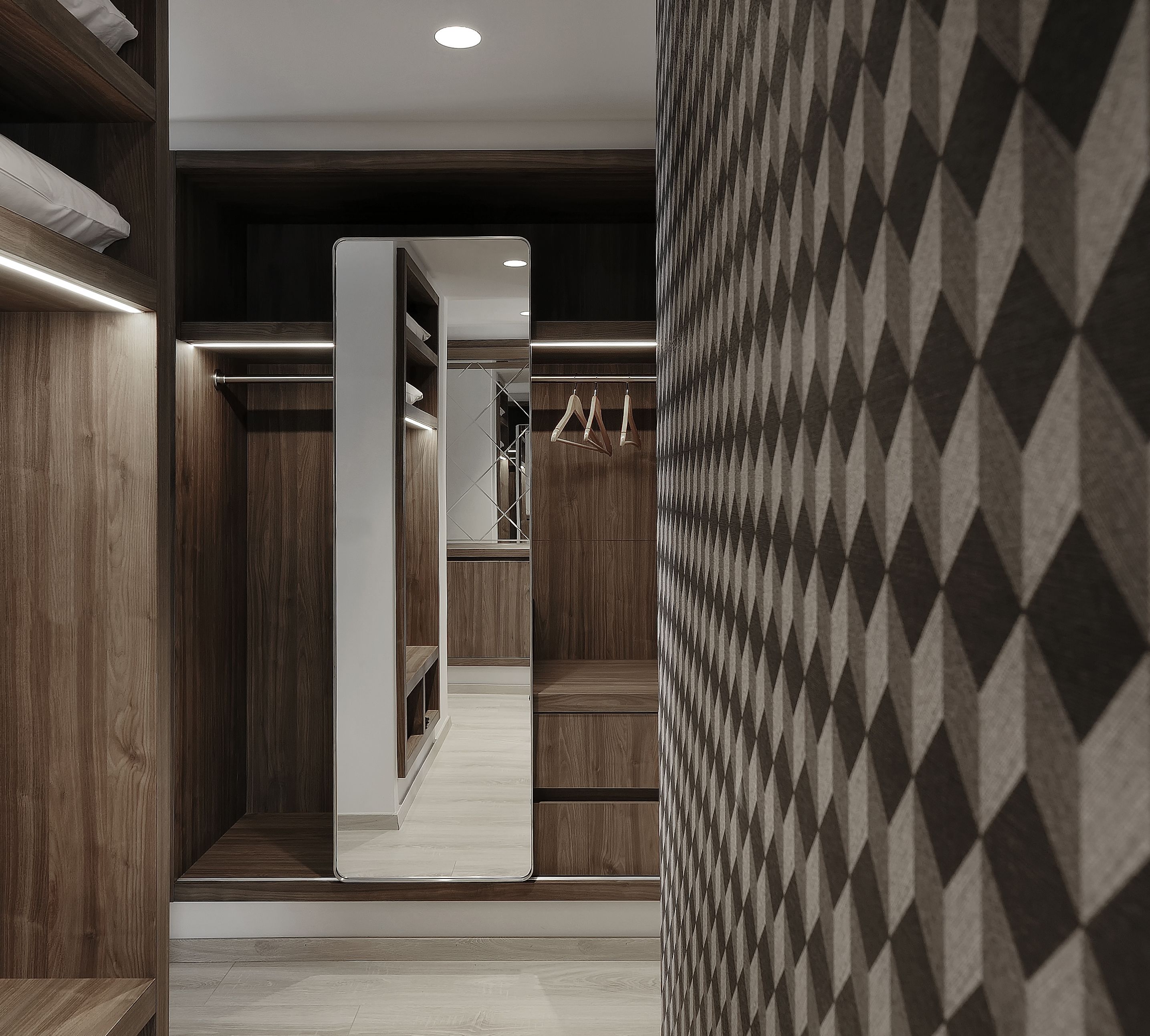 Un vestidor moderno con estanterías de madera y una puerta espejada.