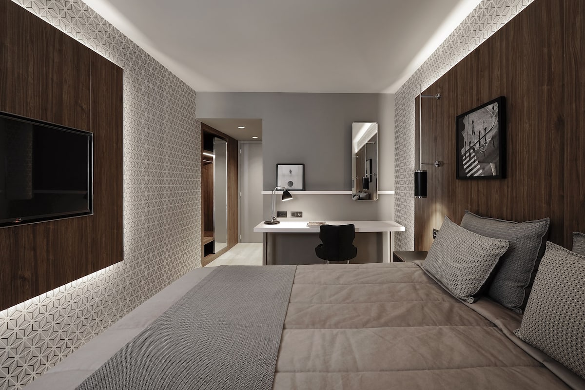 egyptian cotton sheets, premium bedding, pillow-top beds, minibar