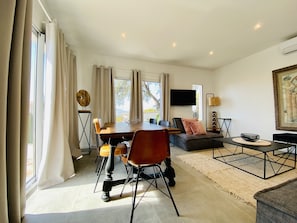 Deluxe House, 3 Bedrooms, Hot Tub | Living area