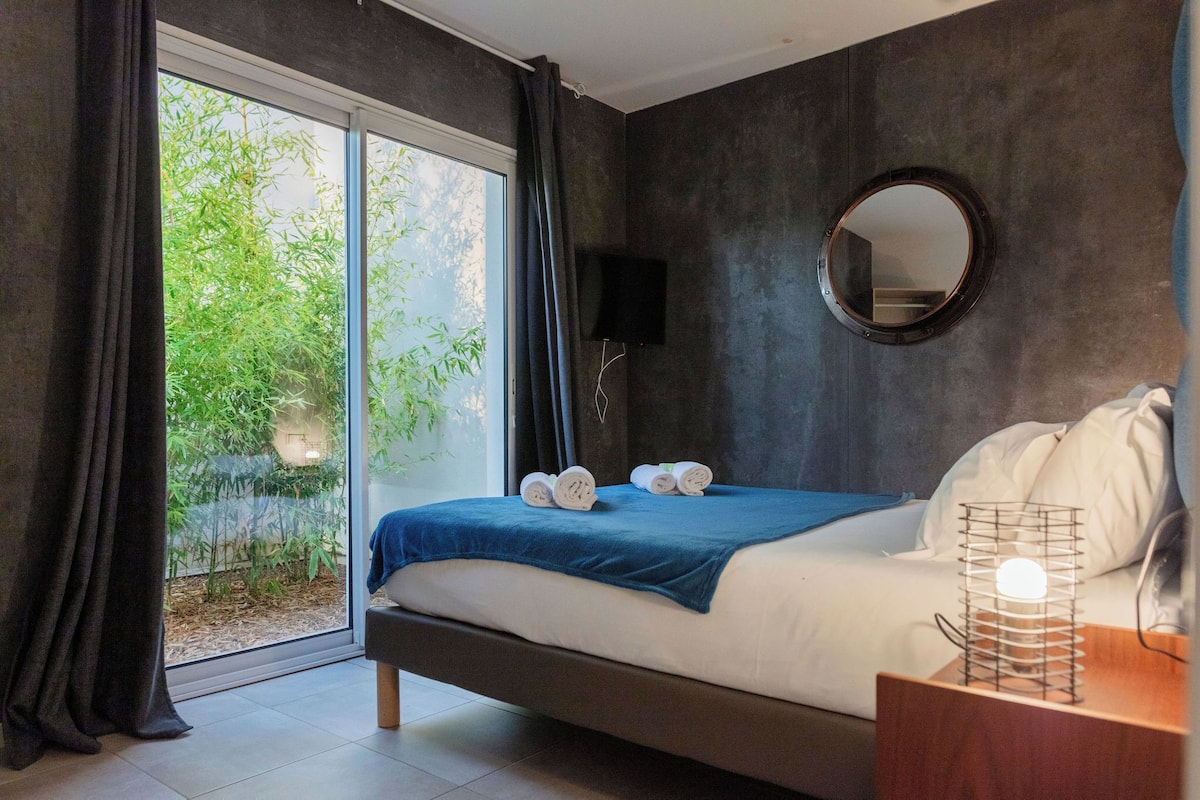Suite Deluxe, 2 habitaciones, hidromasaje | 2 habitaciones, minibar y caja de seguridad en la habitación