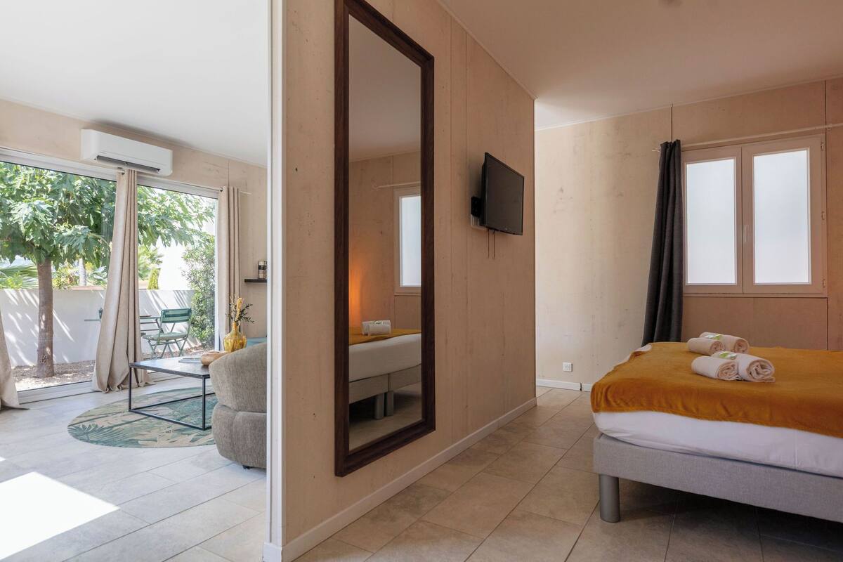 Suite superior, 1 cama de matrimonio | Minibar, caja fuerte, cortinas opacas y tabla de planchar con plancha