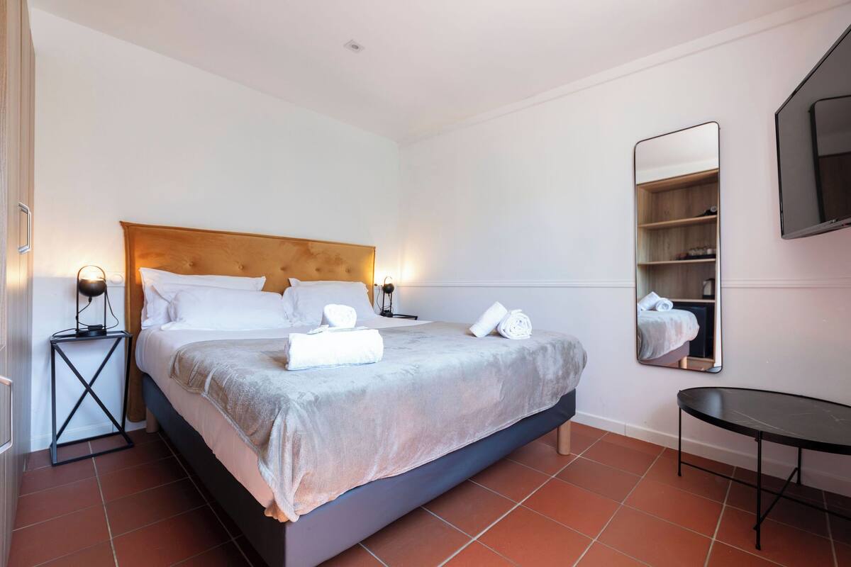 Suite Confort, 1 habitación | Minibar, caja fuerte, cortinas opacas y tabla de planchar con plancha
