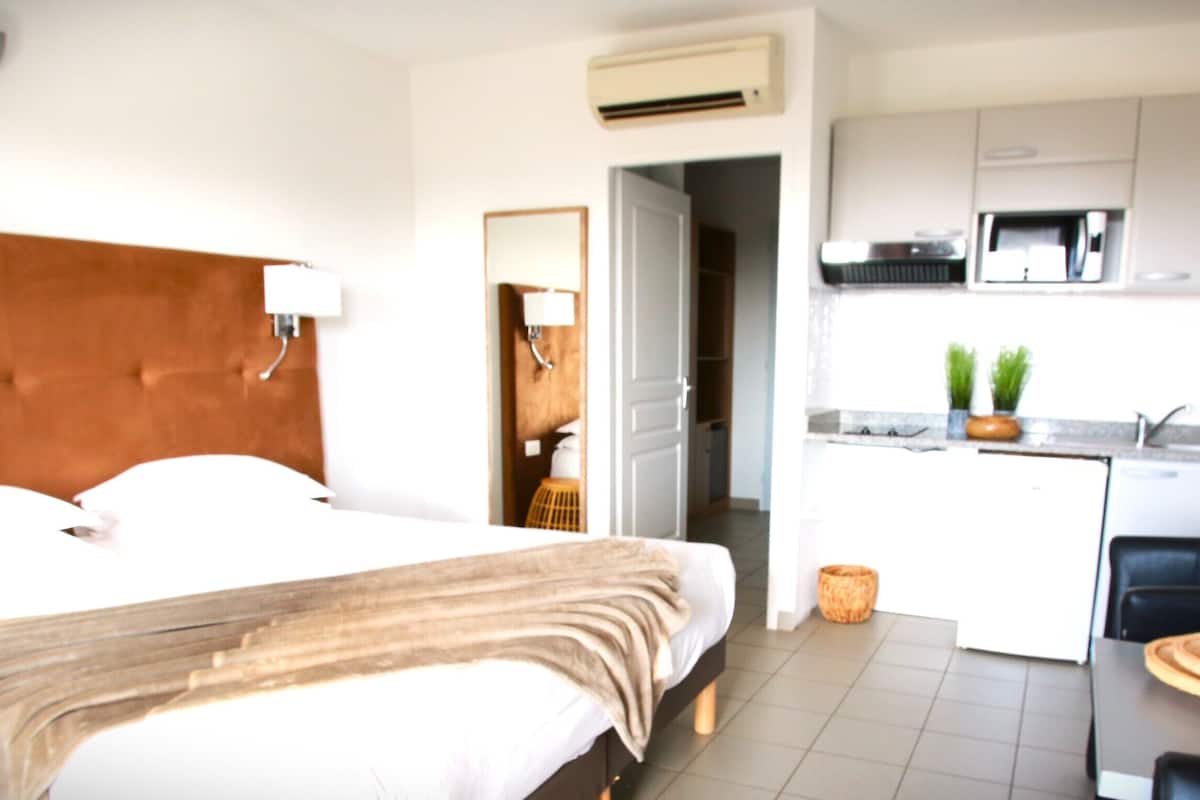 Estudio superior, cocineta, vista al mar | 2 habitaciones, minibar y caja de seguridad en la habitación
