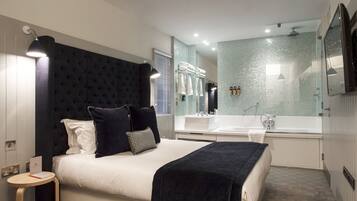 Superior Double Room | Minibar, in-room safe, desk, soundproofing
