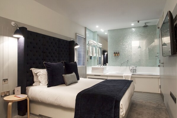 Superior Double Room | Minibar, in-room safe, desk, soundproofing
