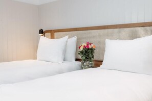 Minibar, in-room safe, desk, soundproofing - Leicester House (London)