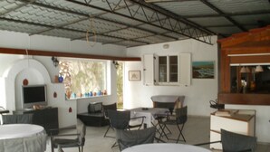 Bar-salon dans le hall