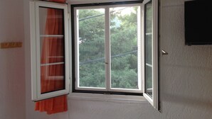 Chambre supérieure avec lits jumeaux | Coffre-fort, lit de bébé (gratuit), lit d’appoint (supplément)