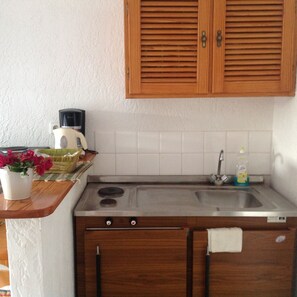 Fridge, stovetop, coffee/tea maker, cookware/dishes/utensils - Elite Apartments (Kalymnos)