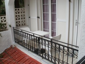 Habitación superior con 2 camas individuales | Balcón