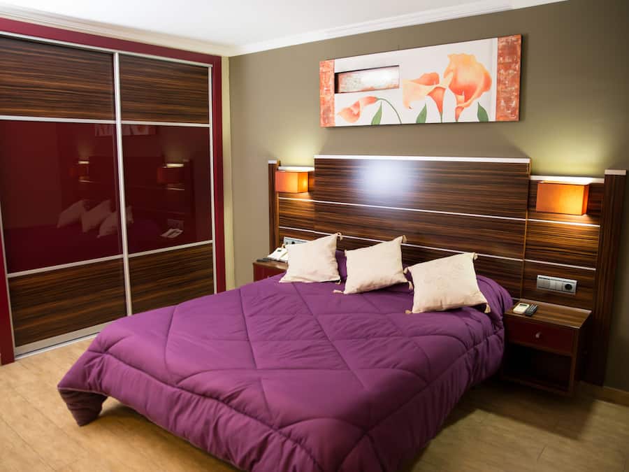 Superior tweepersoonskamer | Een minibar, een kluis op de kamer, een strijkplank/strijkijzer