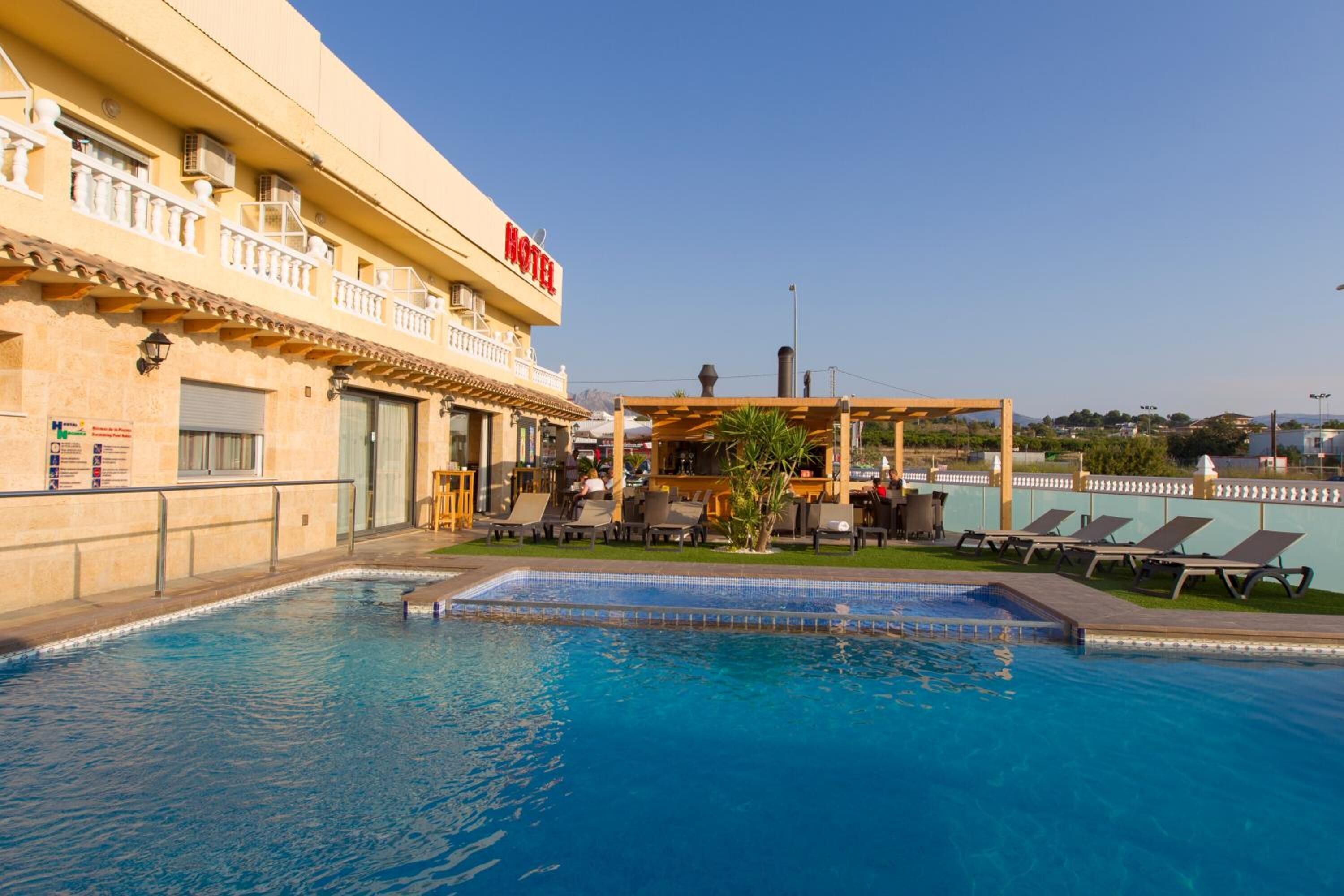 outdoor pool, pool loungers