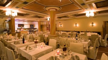 Breakfast (EUR 10 per person)