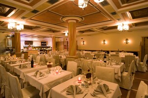 Breakfast (EUR 10 per person)