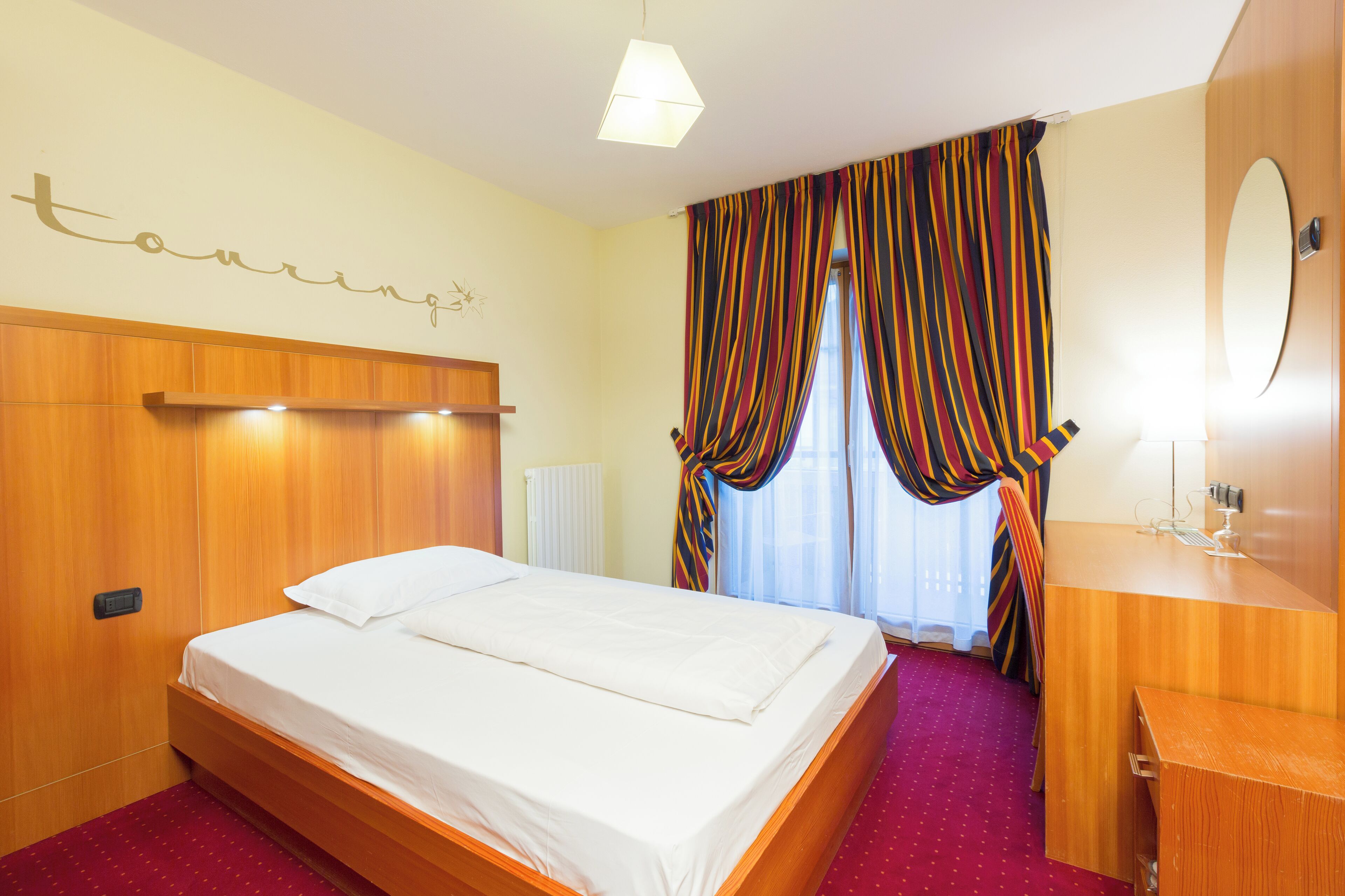 Economy Room | Minibar, in-room safe, desk, soundproofing