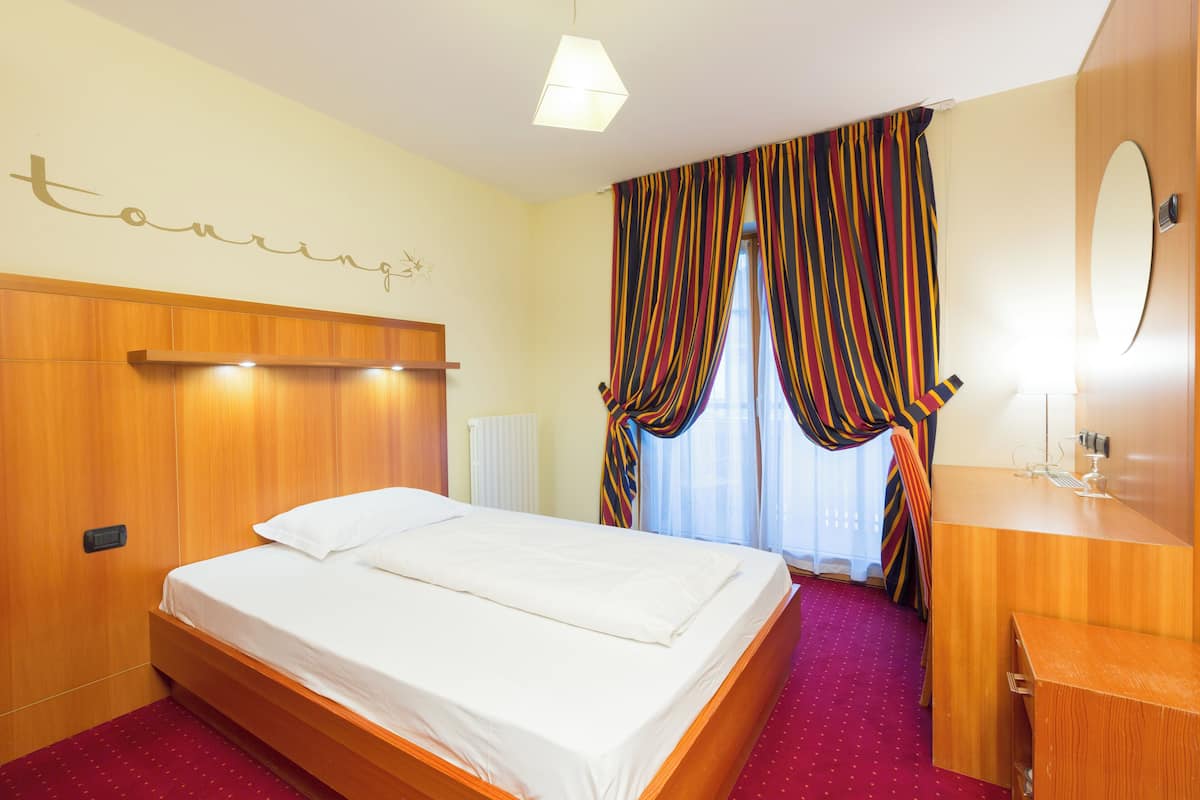 Economy Room | Minibar, in-room safe, desk, soundproofing