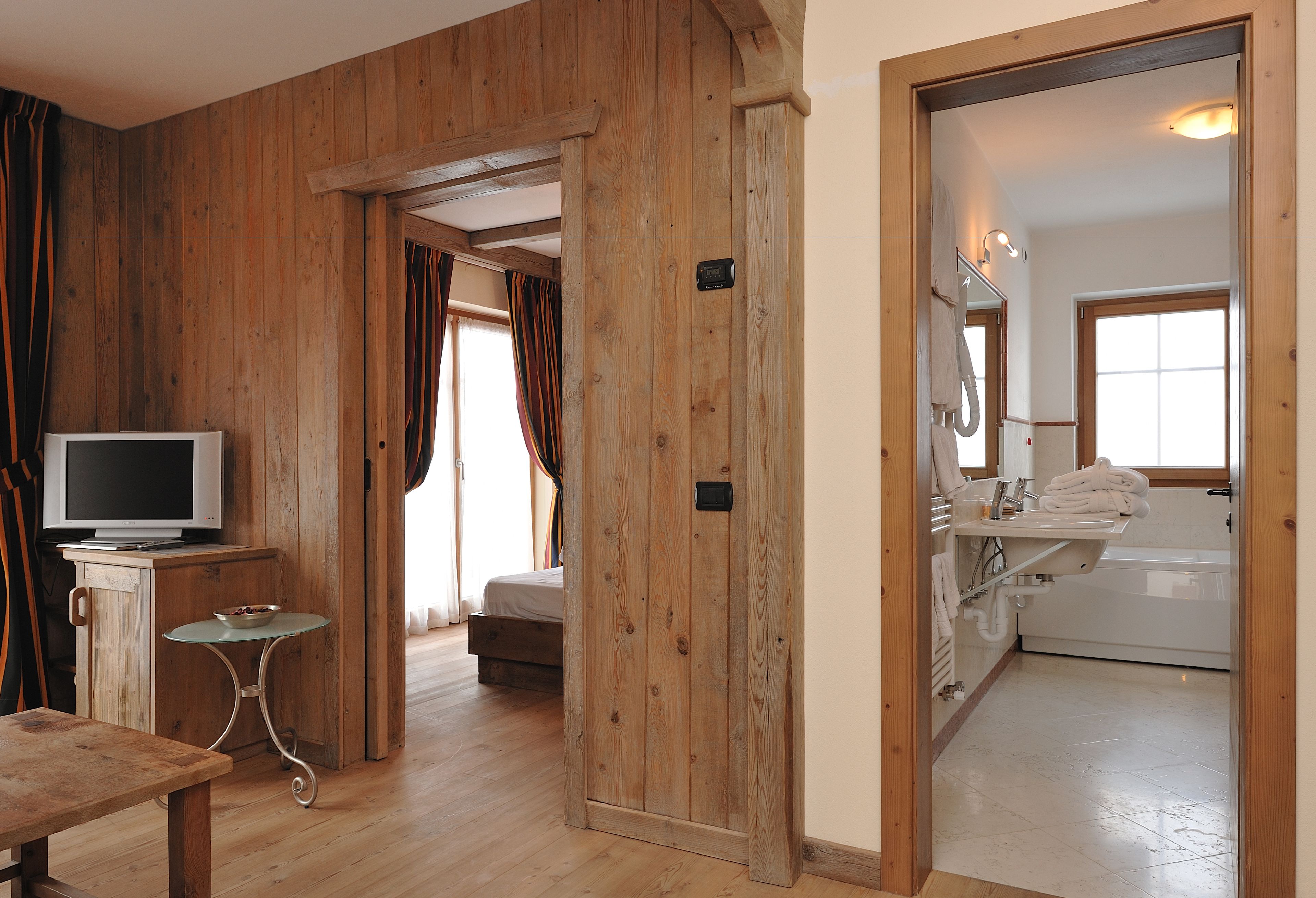 Suite | Bathroom | Free toiletries, hair dryer, bathrobes, slippers