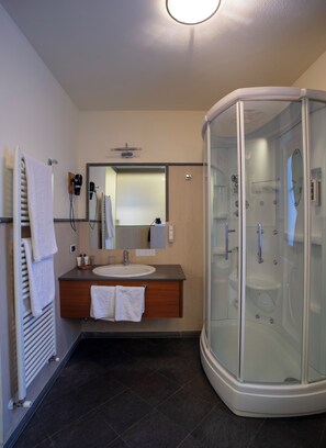 Suite (Shower) | Badeværelse | Gratis toiletartikler, hårtørrer, badekåber, hjemmesko