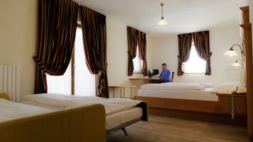 Superior Double Room | Bar mini, peti besi dalam bilik, meja, kalis bunyi