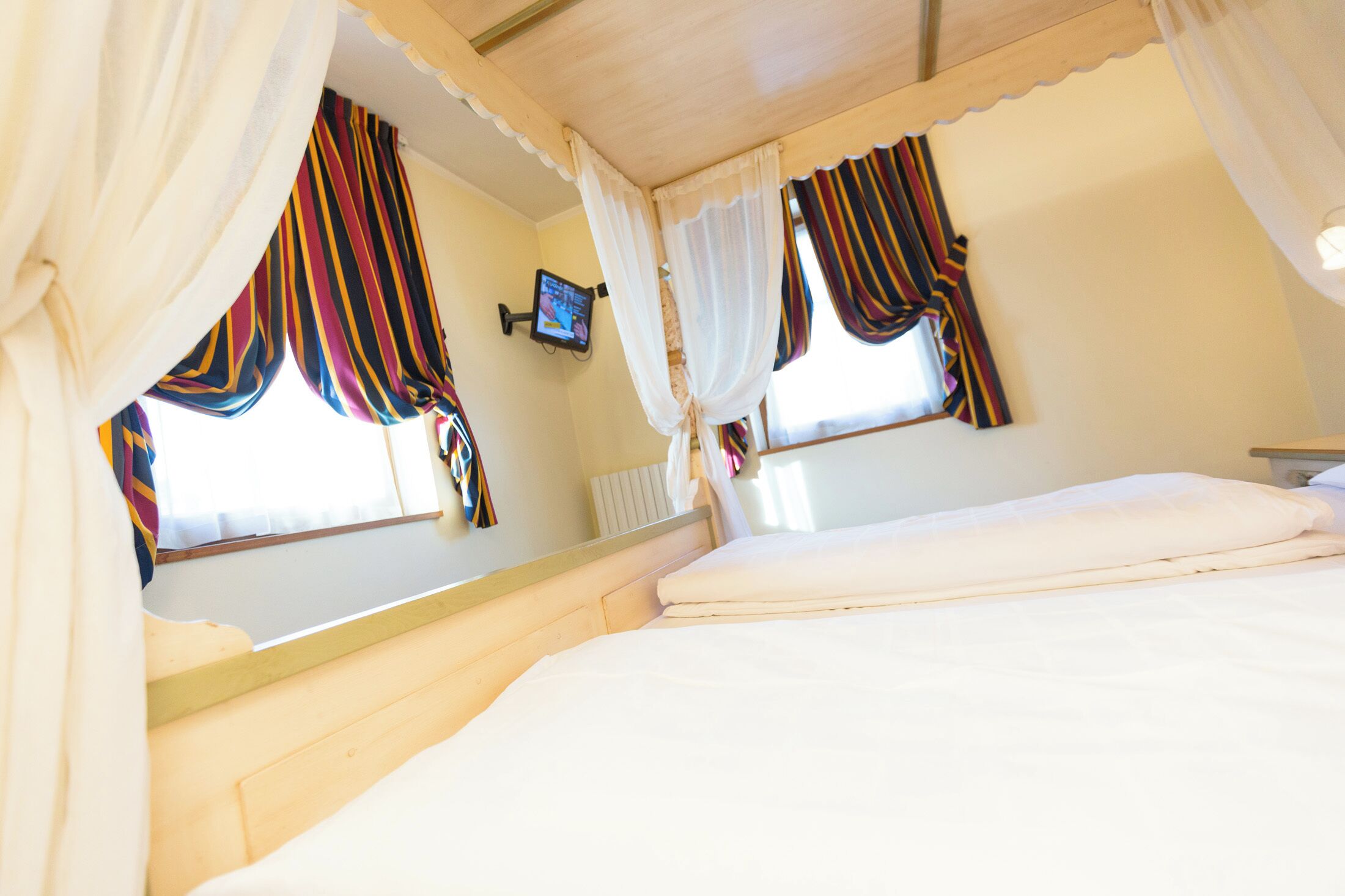 Deluxe Studio Suite | Minibar, in-room safe, desk, soundproofing