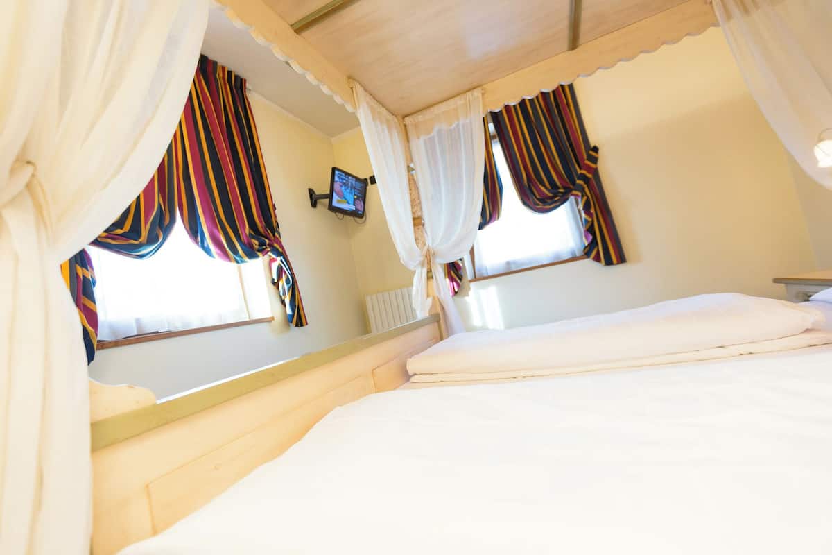 Deluxe Studio Suite | Minibar, in-room safe, desk, soundproofing