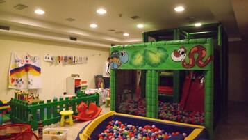 Área de juegos infantiles bajo techo