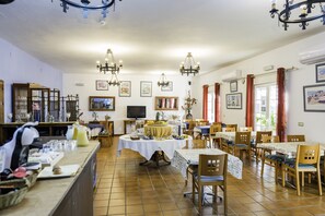 Petit déjeuner buffet (9 EUR par personne)