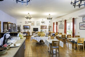 Colazione a buffet, servita tutte le mattine (5.50 EUR a persona) 