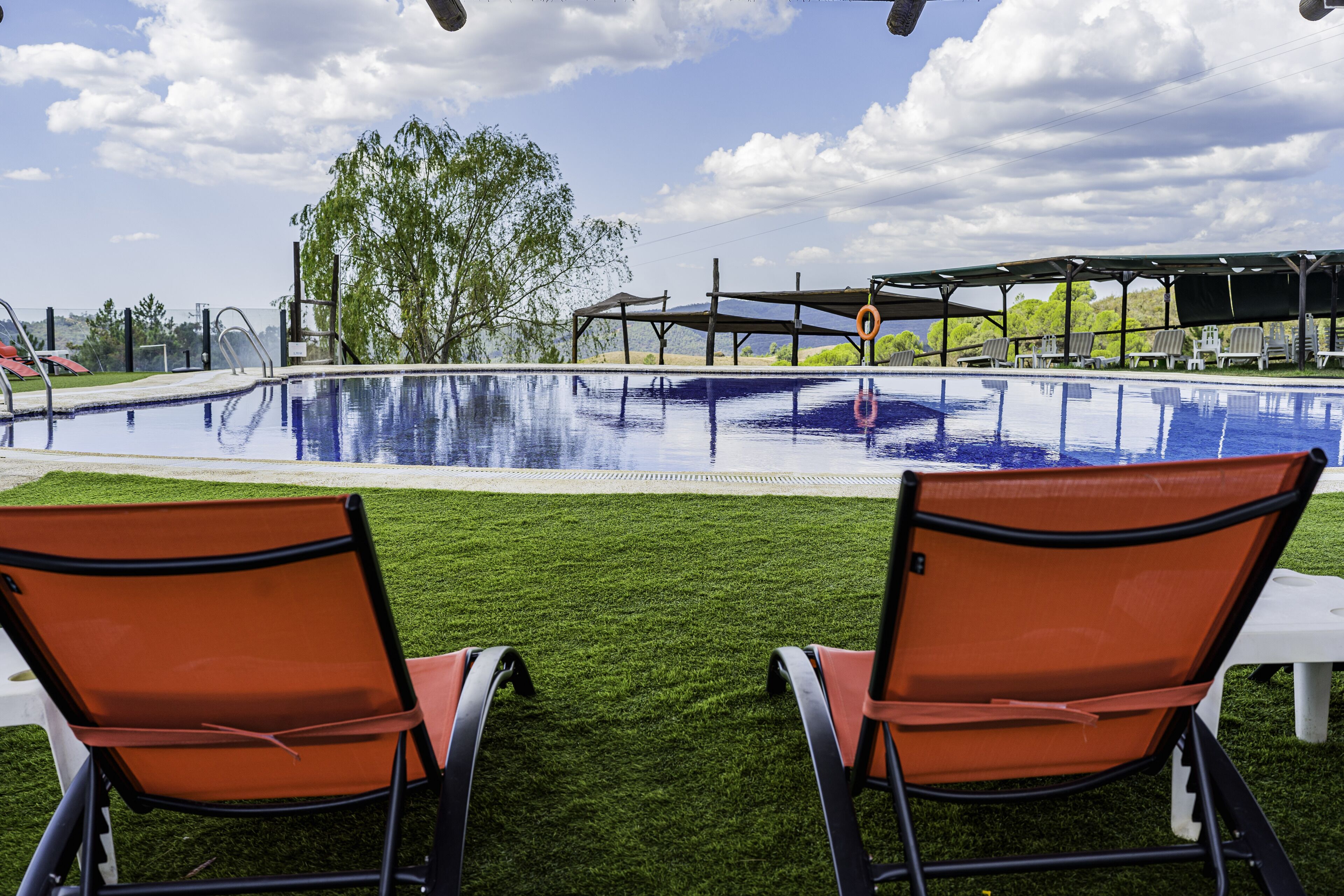 Piscine extérieure, chaises longues