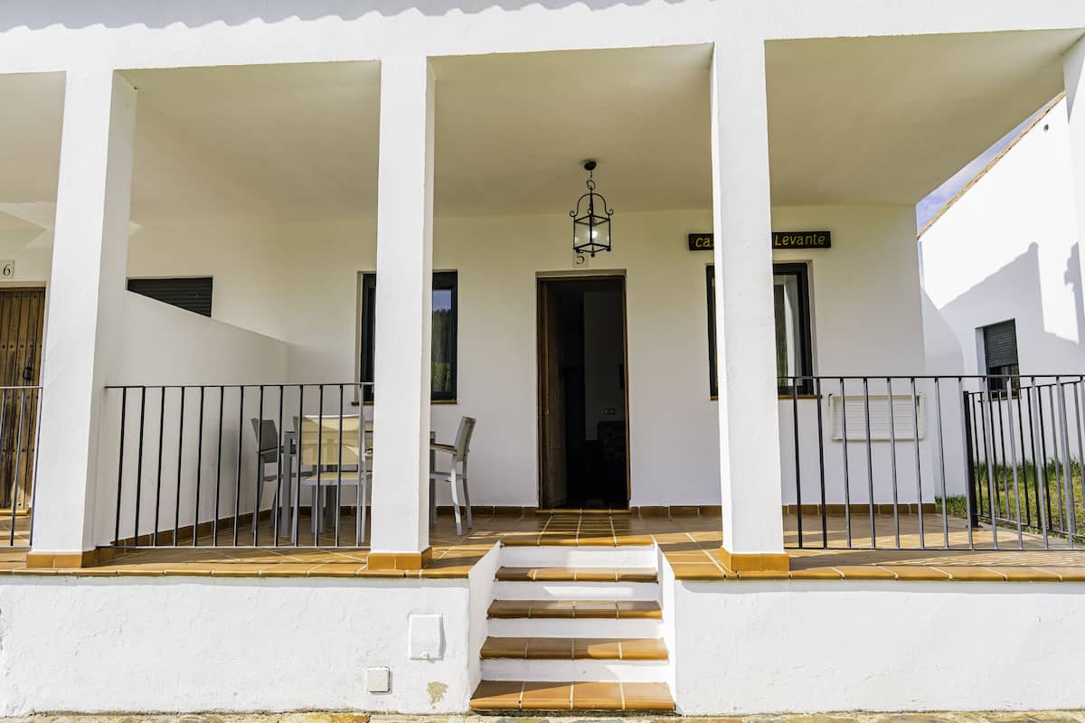 Escritorio, cortinas blackout, wifi gratis y ropa de cama