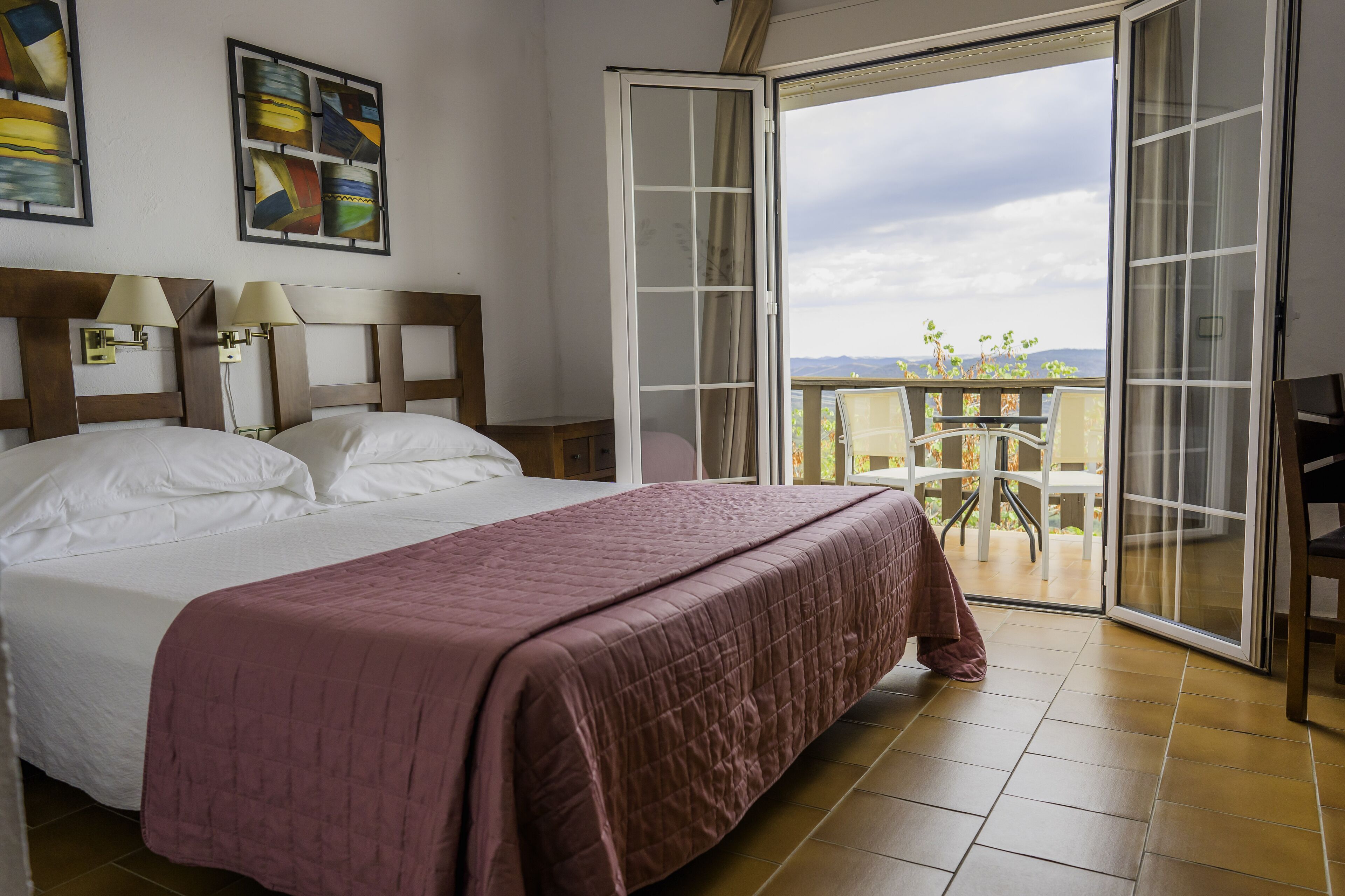 Habitación doble, terraza, vistas a la montaña | Escritorio, cortinas opacas, wifi gratis y ropa de cama