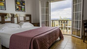 Habitación doble, terraza, vistas a la montaña | Escritorio, cortinas opacas, wifi gratis y ropa de cama