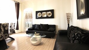 Apartment for 6 people | Area keluarga | Televisi layar datar 42-inci dengan saluran TV kabel dan TV