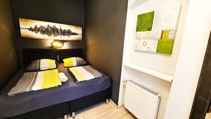 Apartment for 6 people | 1 kamar tidur, seprai premium, busa memori, dan meja kerja