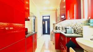 Apartment for 6 people | Dapur pribadi | Mesin pembuat kopi/teh, lemari es besar, microwave, dan kompor