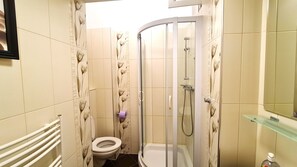 Apartment for 6 people | バスルーム | シャワー、ヘアドライヤー、タオル