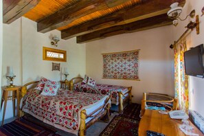 Tomannsrom | Allergitestet sengetøy, minibar, safe på rommet og skrivebord