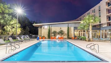 Piscina all'aperto, con ingresso dalle 06:00 alle 22:00, lettini